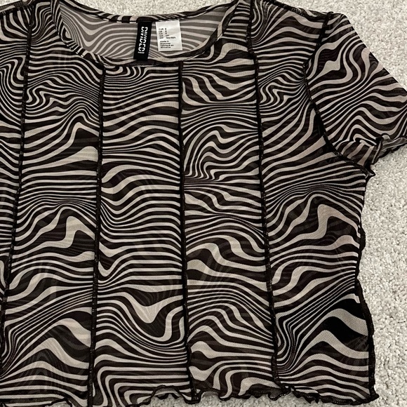 SWIRL DESIGN CROP TOP - Picture 4 of 6